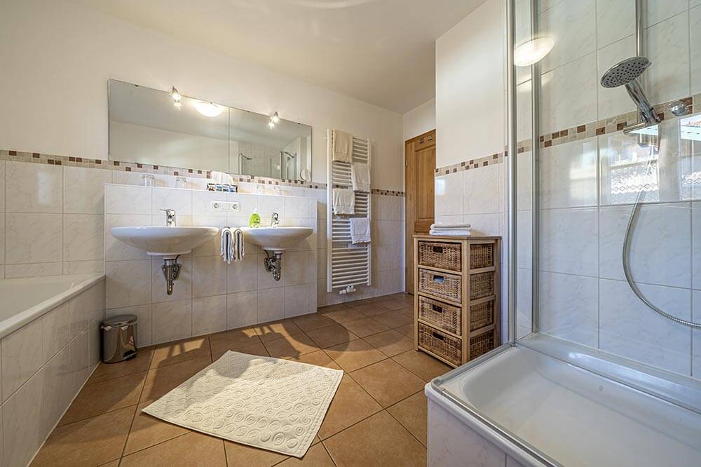 Badezimmer mit Badewanne, Dusche und WC der Ferienwohnung Reh